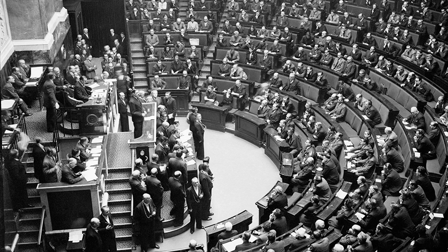 de-gaulle-assemblee-constituante-en-novembre-1945